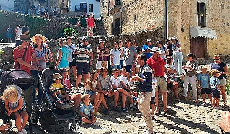 Turistas en una de las visitas guiadas que acoge Candelario de forma periódica
