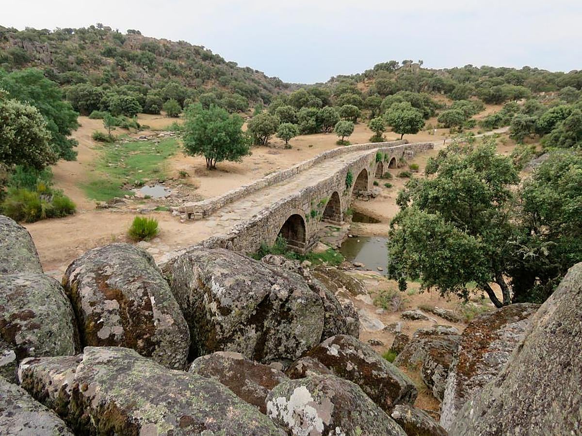 Situado sobre la rivera de Cañedo en el paso de una antigua calzada, es Bien de Interés Cultural.