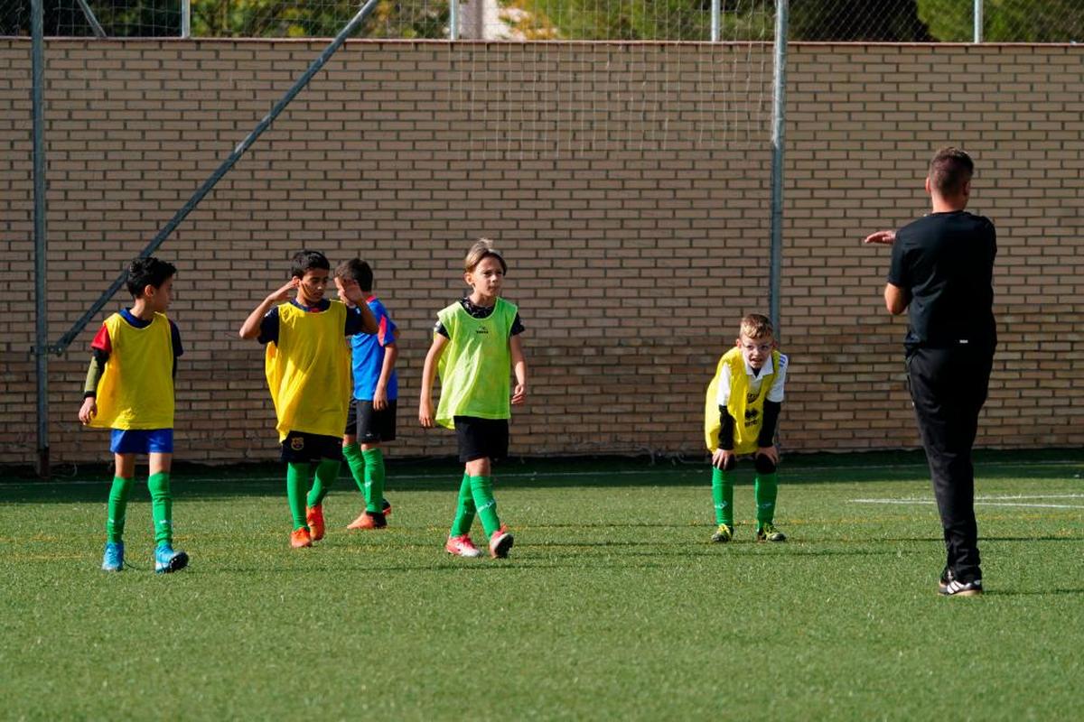 El benjamín B del Jai Alai jugando un partidillo entre ellos mismos en La Sindical tras la incomparecencia del Cristo Rey