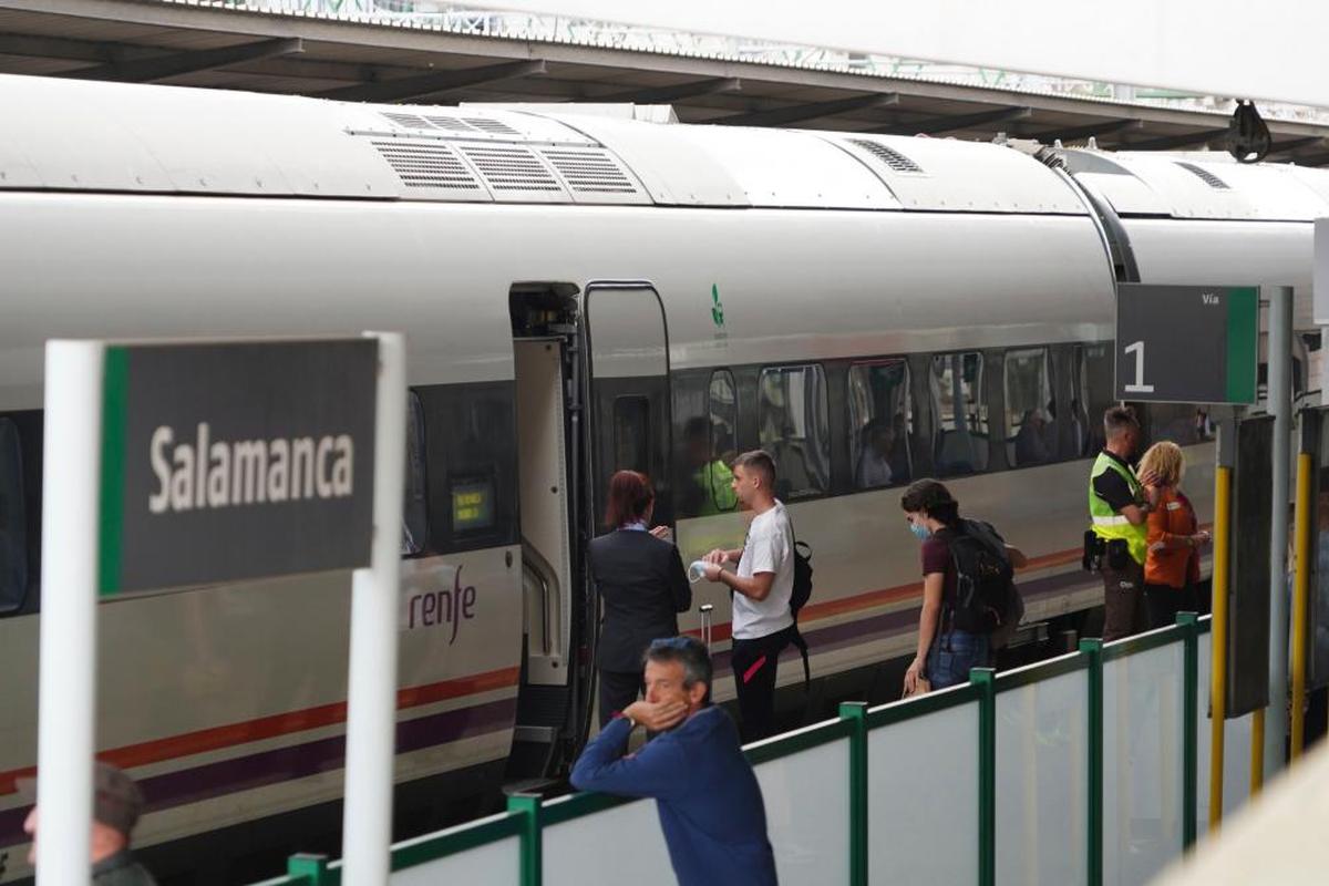 Pasajeros subiendo a uno de los trenes Alvia que conectan Madrid y Salamanca. LAYA