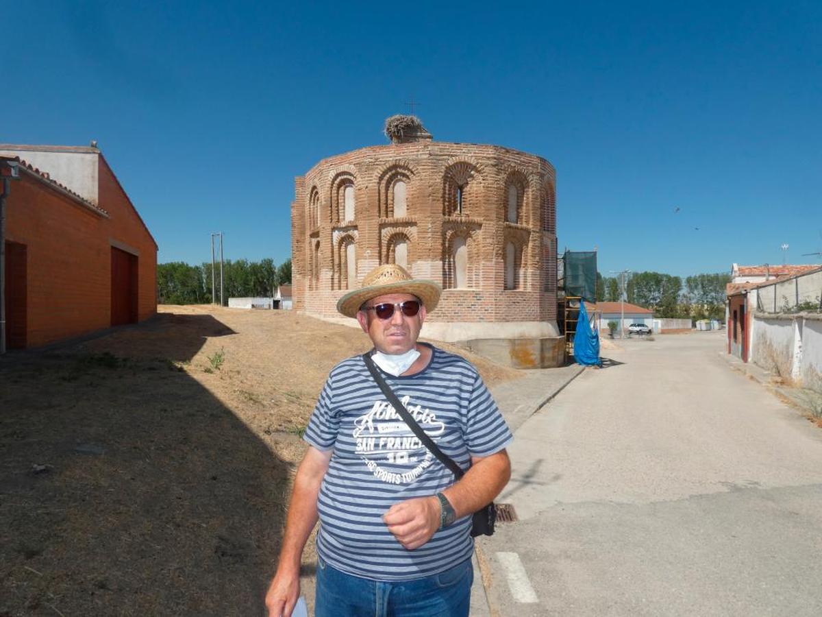 Sebastián Hernández posa junto a la ermita de la Vera Cruz. holguera