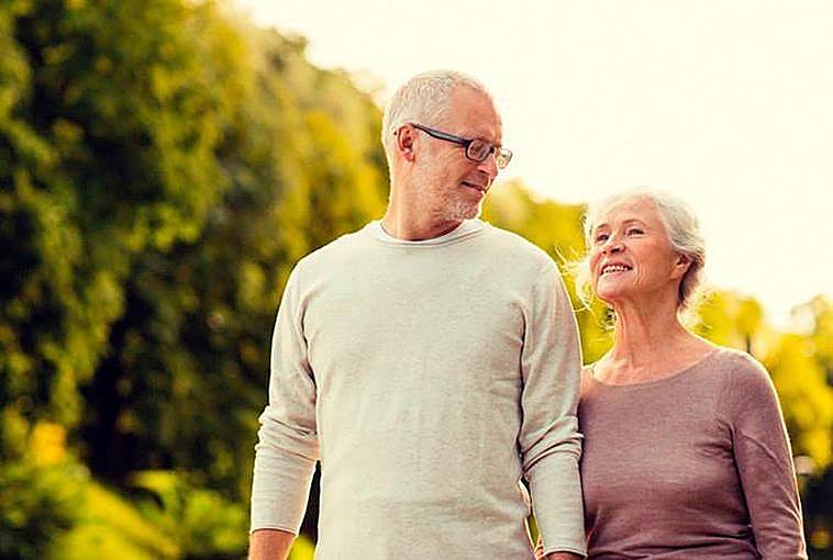 Dos adultos de avanzada edad