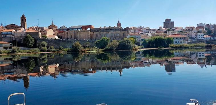 Vista de Alba de Tormes y sus monumentos con el río en primer plano