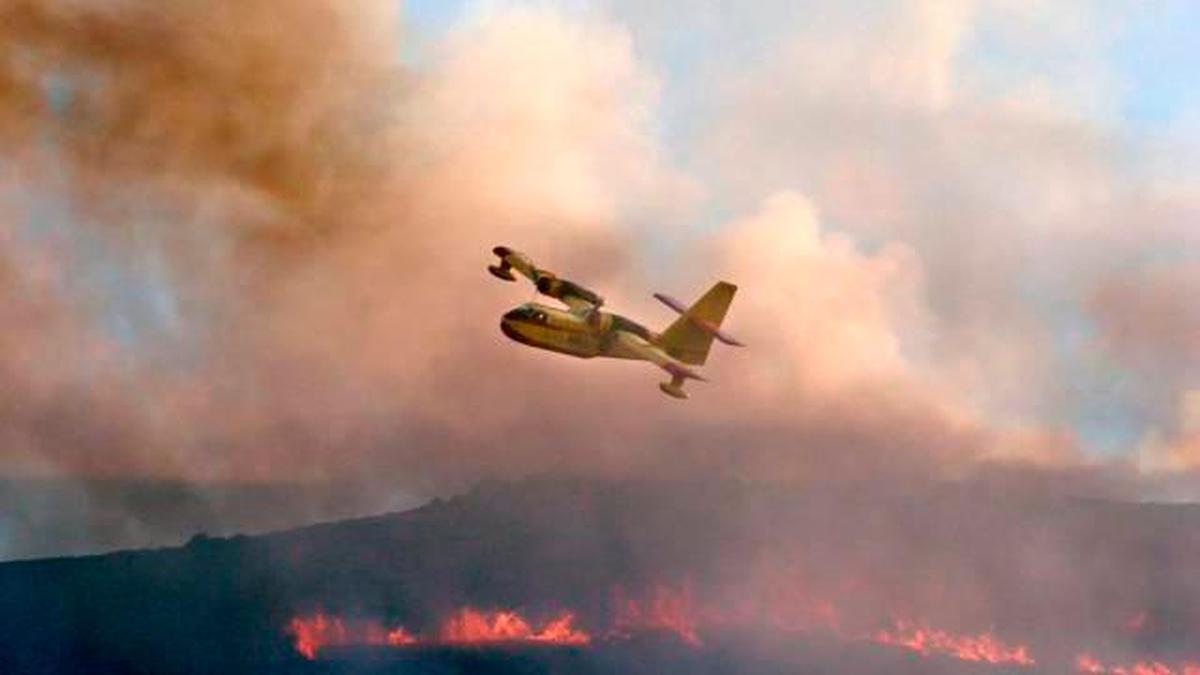 Una avioneta de extinción de incendio en labores.