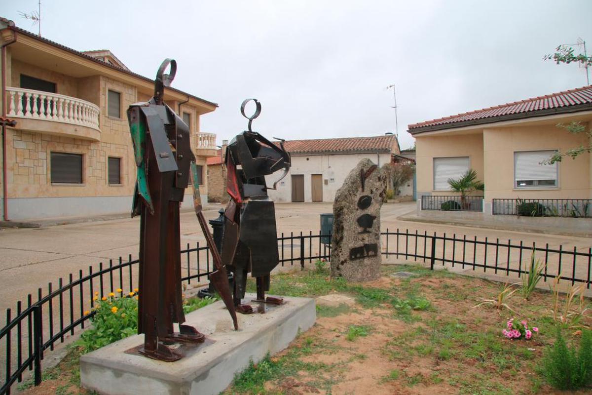 Esculturas dedicadas a los campesinos instaladas en la calle Claudio Romero