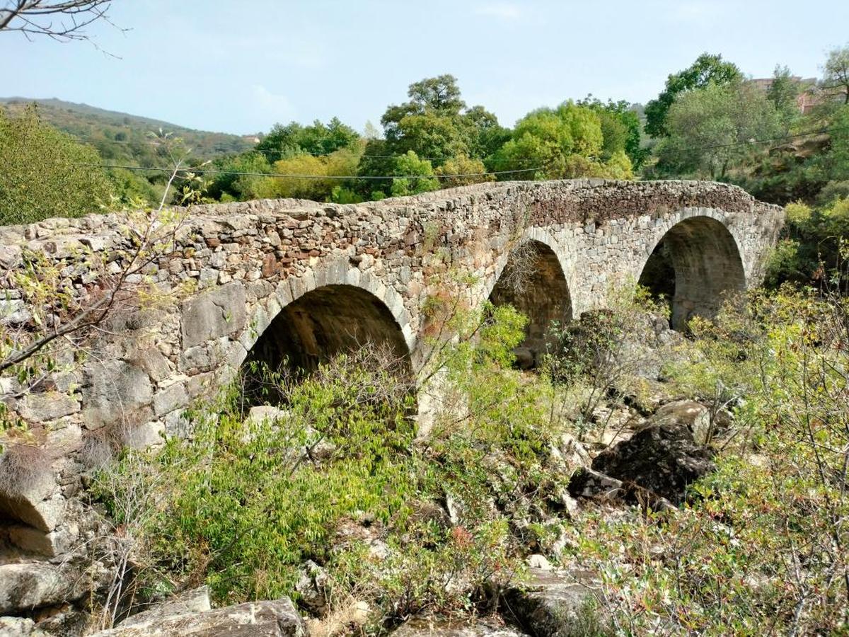 Imagen del conocido como puente romano de San Esteban, que da paso a dos rutas: la del Atajo y la de los Trasiegos.