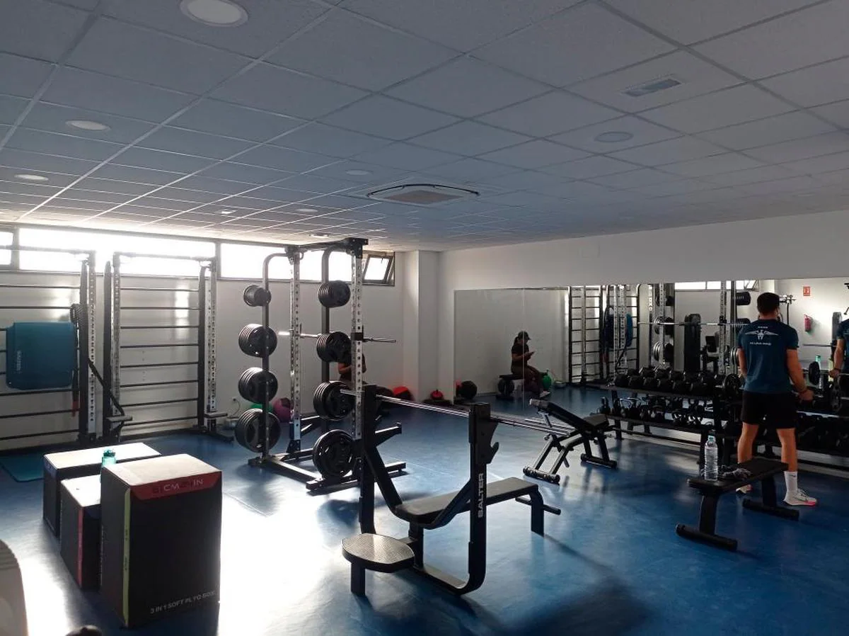 El gimnasio municipal de Castellanos de Moriscos tiene toda la maquinaria necesaria para realizar un entrenamiento completo.