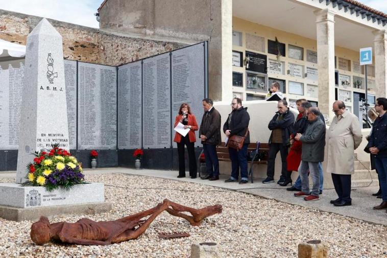 Ampliado el Memorial del Cementerio San Carlos Borromeo con los nombres de 242 víctimas de la Guerra Civil