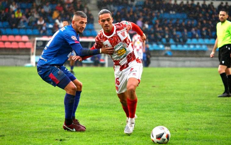 Willy pelea por un balón con un jugador del Ourense.