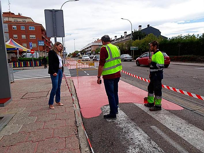 La edil Marta Labrador en las obras de renovación del carril bici.