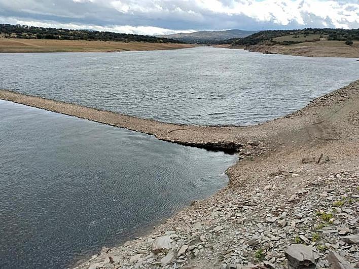 El embalse de Santa Teresa, ayer con el puente viejo prácticamente ya cubierto por el agua.