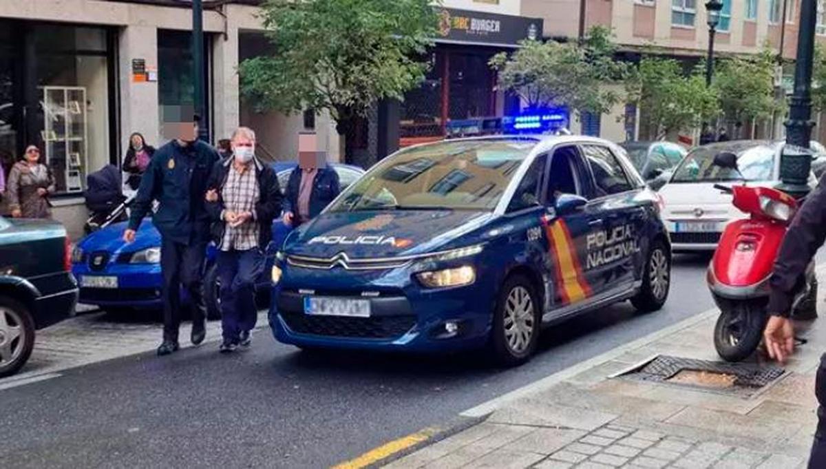 El detenido por haber matado a puñaladas a su vecina llega al lugar de los hechos.