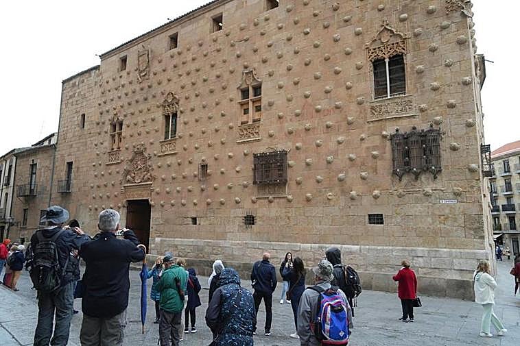 Turistas delante de la Casa de las Conchas