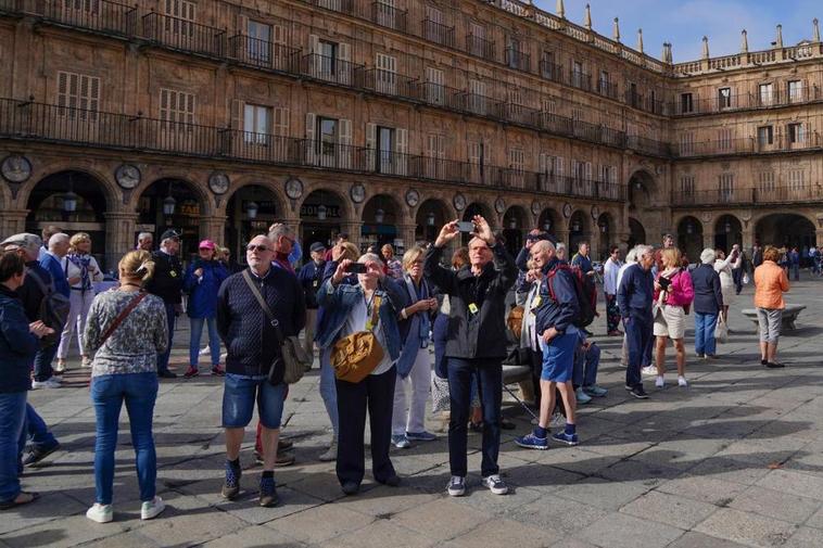 Turistas en la Plaza Mayor de Salamanca.