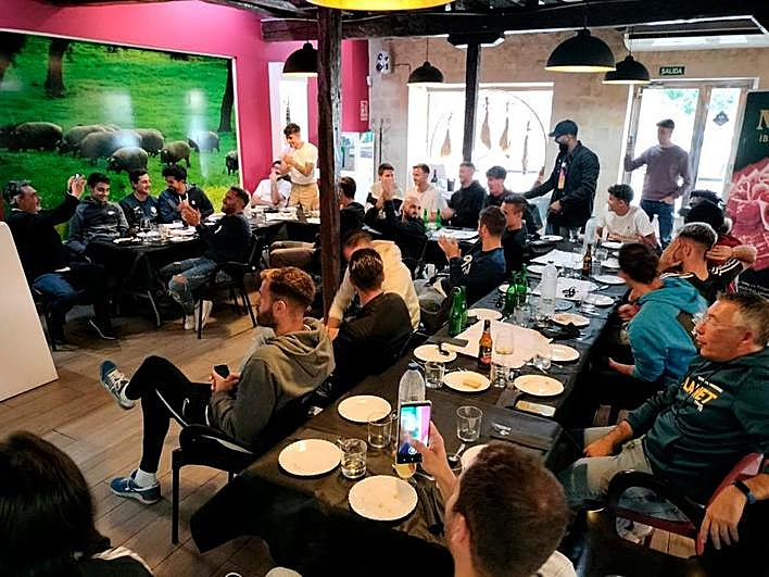 Los jugadores del Guijuelo siguiendo en directo el sorteo.