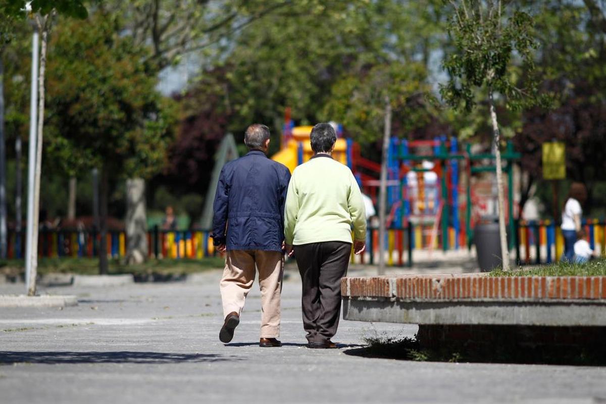 Dos pensionistas paseando