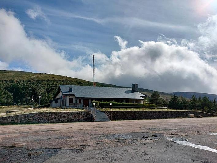 El hotel de montaña El Travieso se encuentra en Candelario y es propiedad de la Diputación provincial