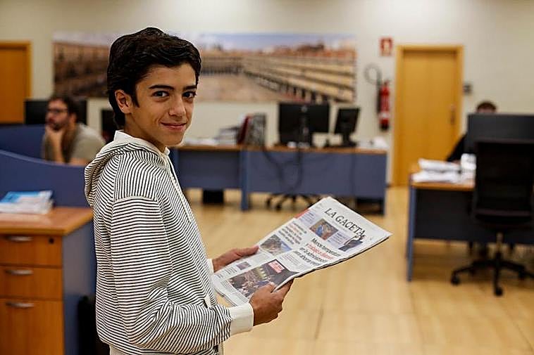 Marco Pérez, la revelación del toreo, con un ejemplar de LA GACETA