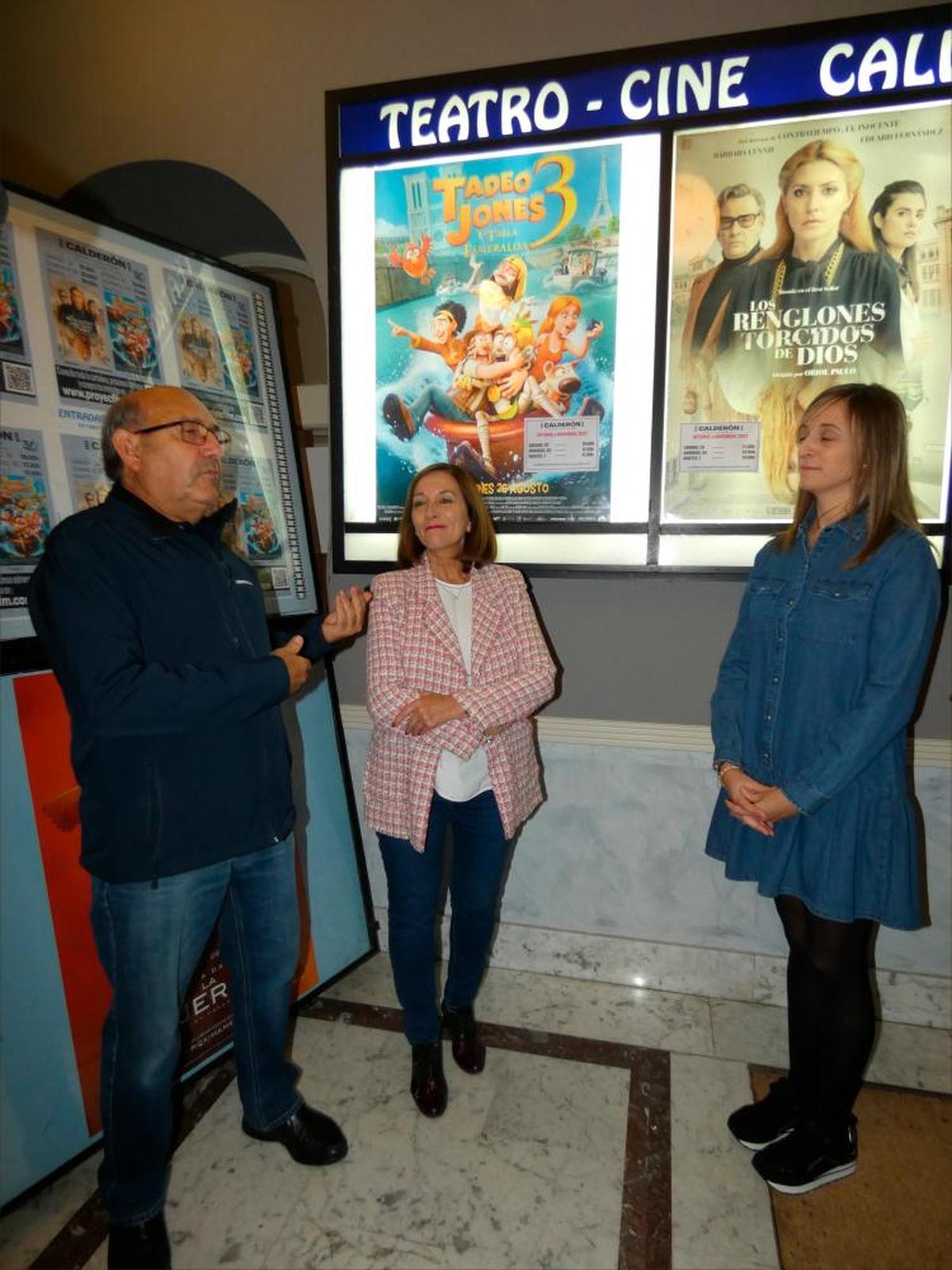 Joaquín Fuentes junto a Carmen Ávila y Fátima Manzano. holguera