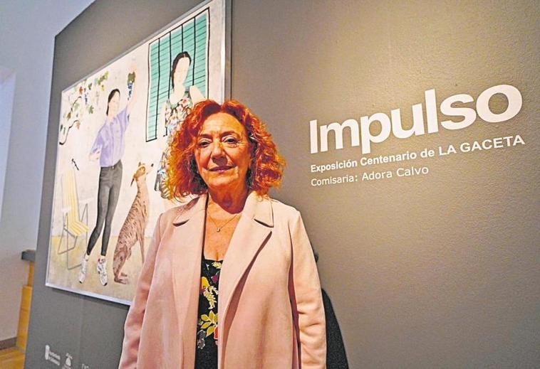 La comisaria de la exposición, Adora Calvo, junto a la obra de Los Bravú