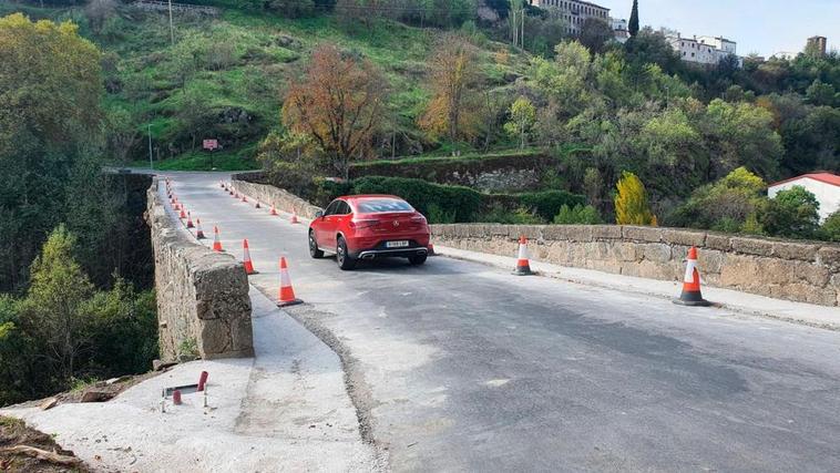 Un vehículo circula sobre el puente con los conos de obra aún colocados en los arcenes. TEL