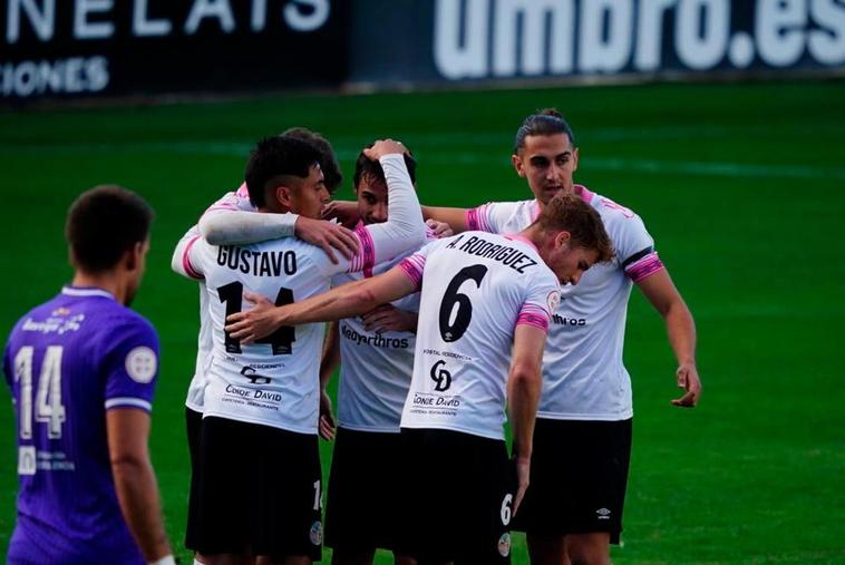 Piña de los jugadores del Salamanca UDS tras el primer gol.