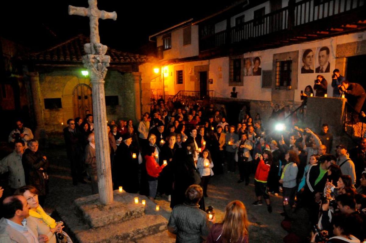 El casco urbano de Mogarraz queda únicamente iluminado por un centenar de velas en una noche de un silencio sobrecogedor.