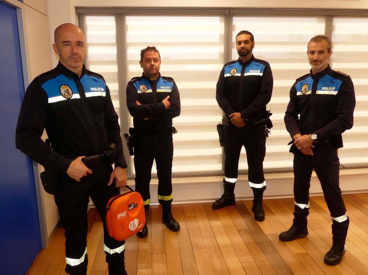 Carlos Rodríguez, Aureliano Montes, Alberto Chamorro y Fidel Sánchez posando con un desfibrilador.