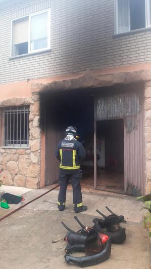 Un bombero en el local afectado por las llamas.