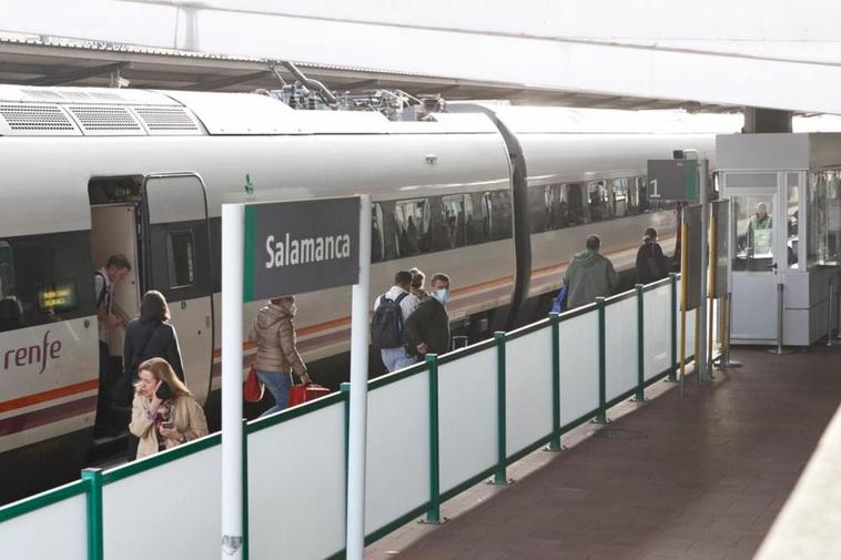 Viajeros llegando a la estación de Salamanca en un tren procedente de Madrid