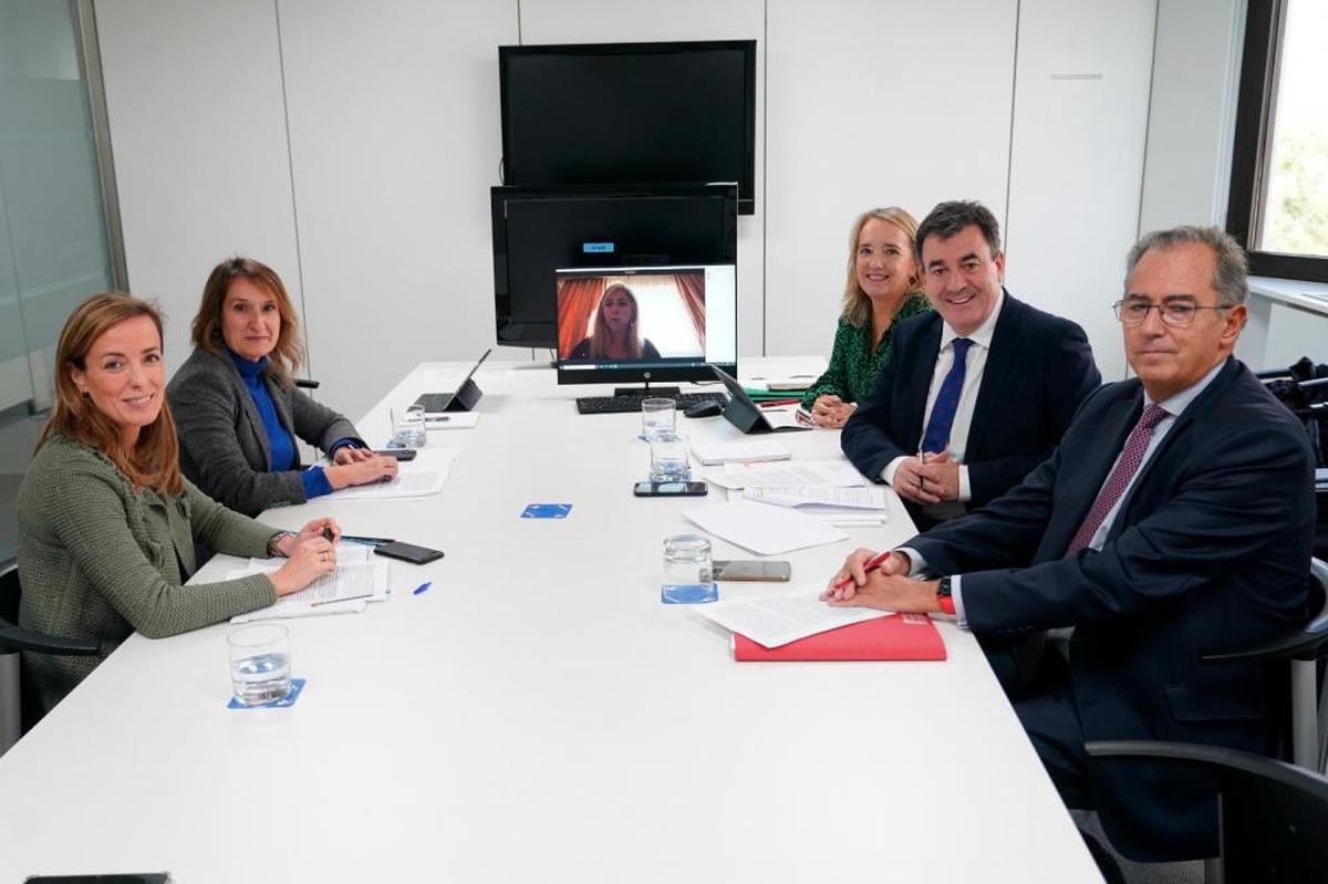 Rocío Lucas, segunda por la izquierda, junto a los consejeros de Educación del PP en otras regiones.