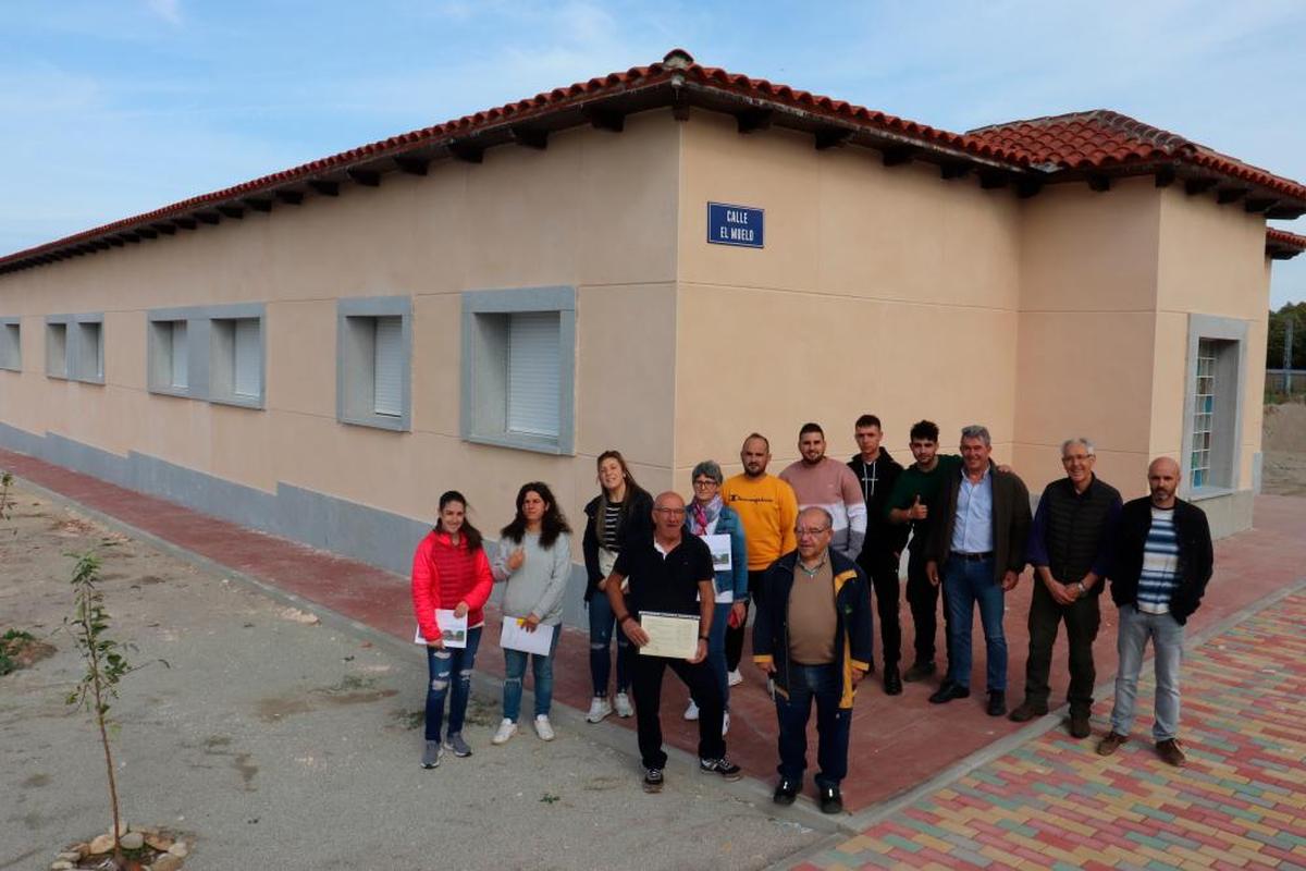 Autoridades, monitores y trabajadores del taller por el que se ha llevado a cabo la obra de los apartamentos de Lagunilla. TEL