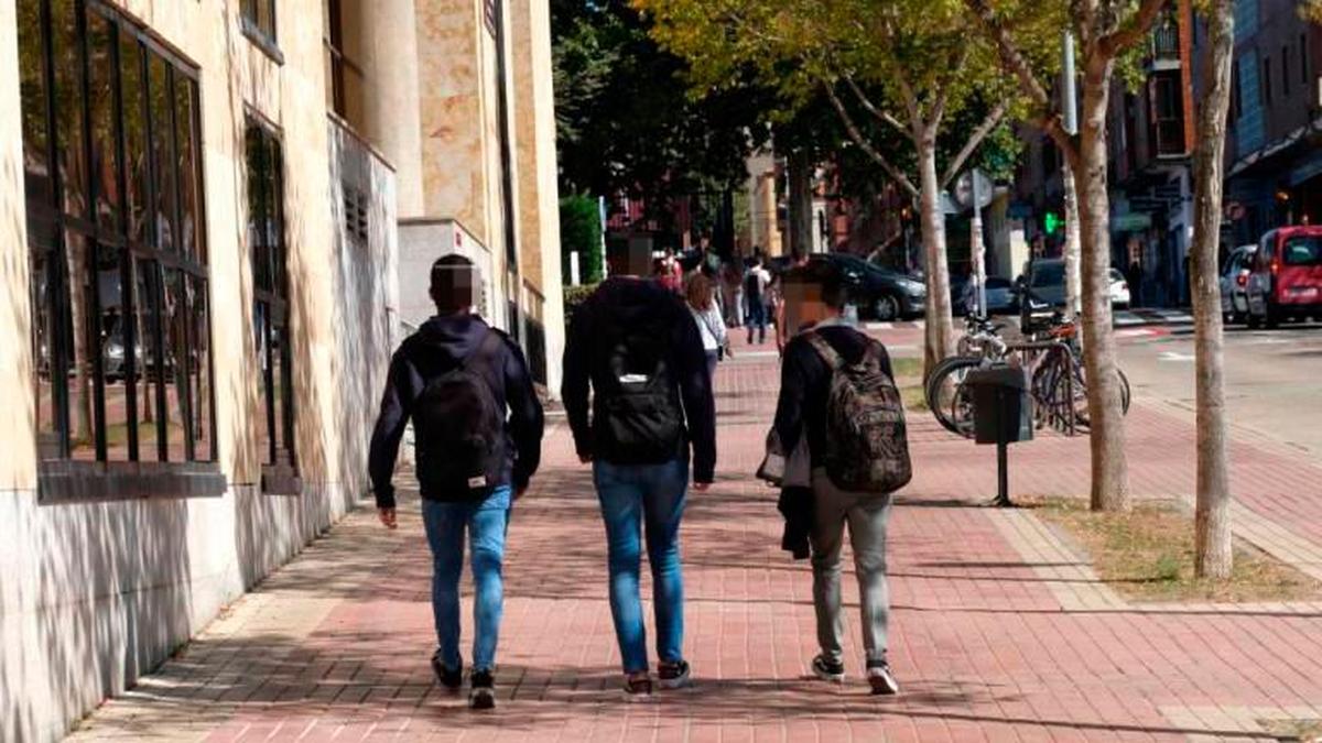 Imagen de archivo de jóvenes paseando por el campus universitario de Salamanca.