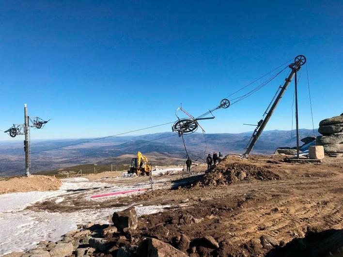 Imagen de la reparación del remonte de la cota superior en enero de 2019 tras ser derribada la pilona a mediados de diciembre