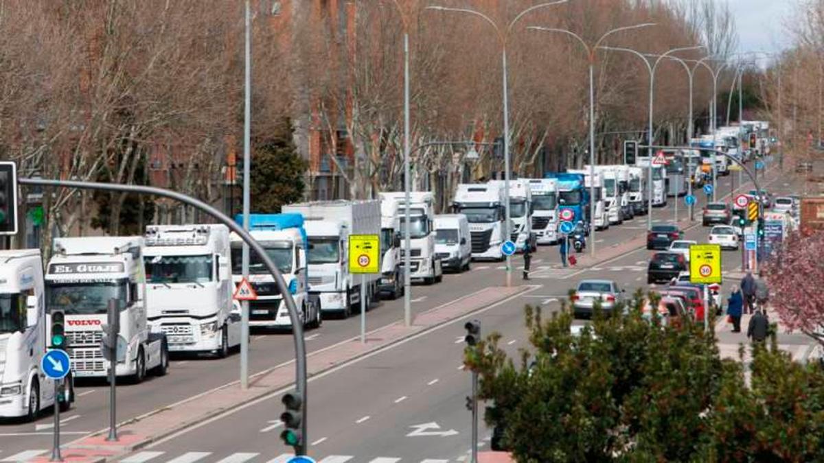 La caravana de transportistas, a su paso por la avenida de Los Cipreses