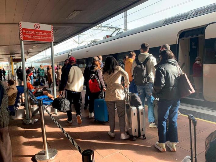 Los viajeros esperando en la estación a que les pongan otro tren