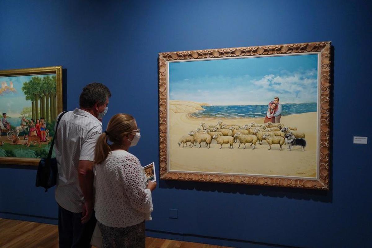 Dos visitantes viendo una de las 57 obras expuestas en la muestra