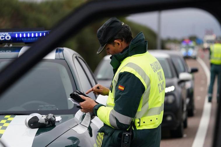 Un Guardia Civil en un control de tráfico