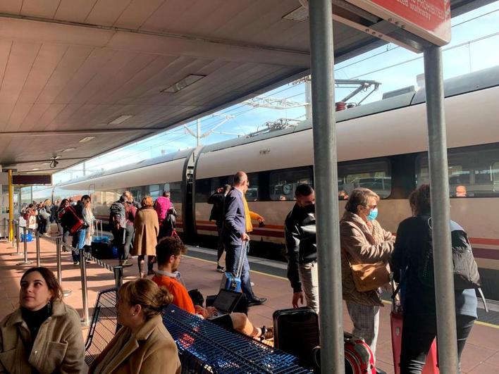 Varios pasajeros en los andenes de la estación de Salamanca