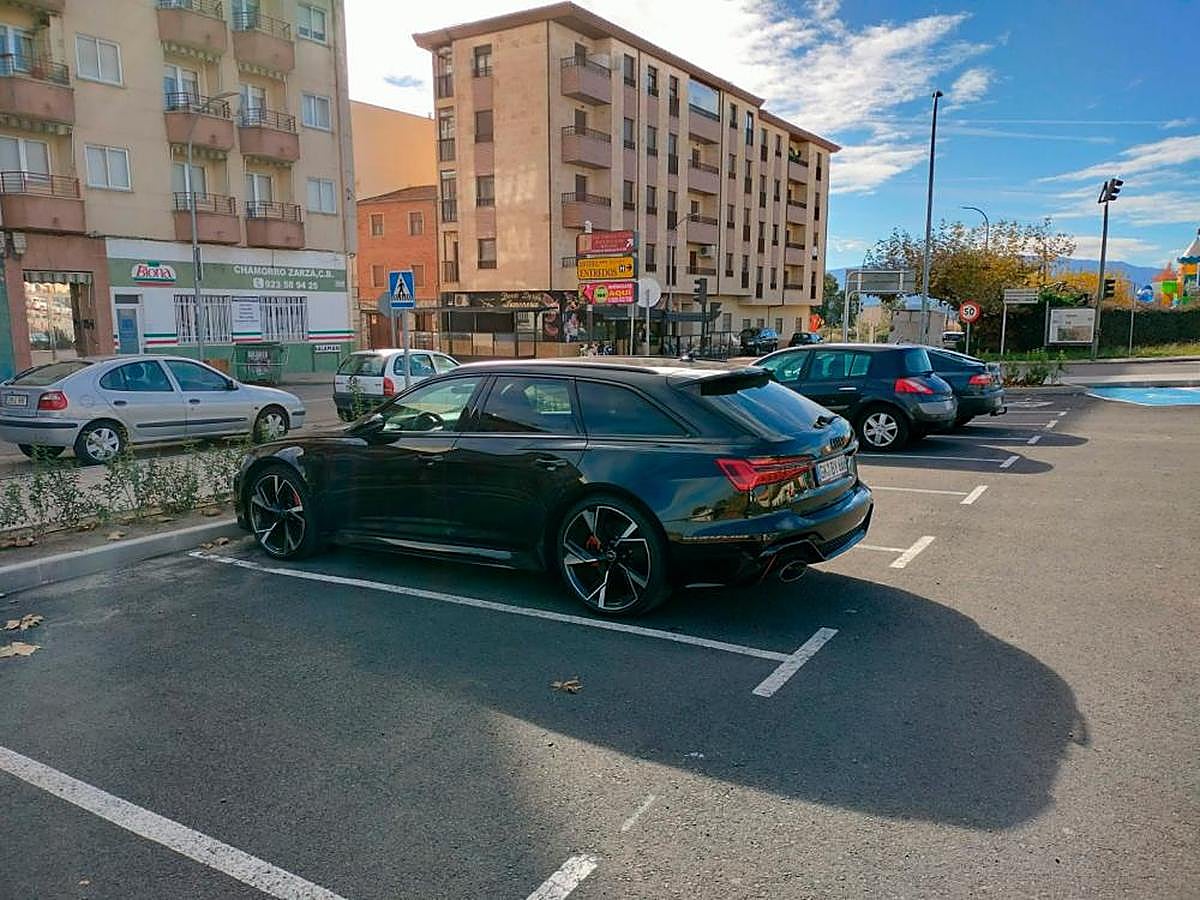 El vehículo se encuentra inmovilizado junto a la carretera de Valdelacasa