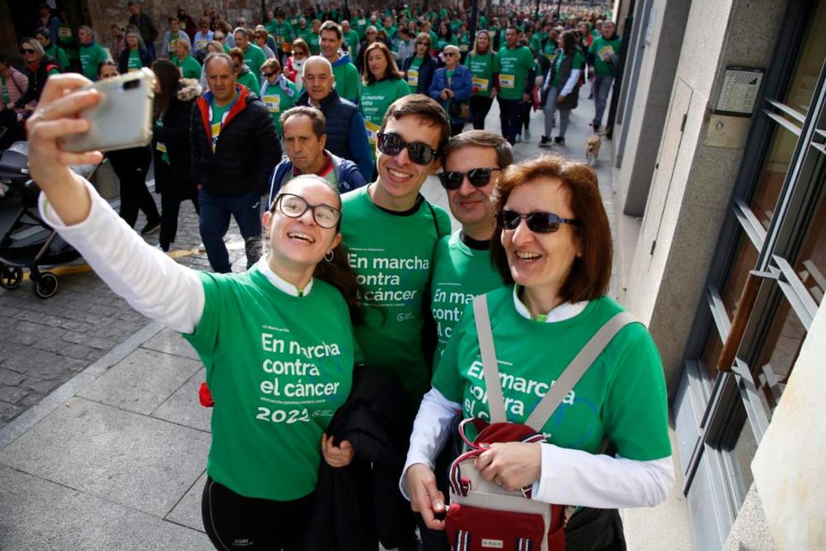 Varios participantes en la Marcha se hacen un selfie