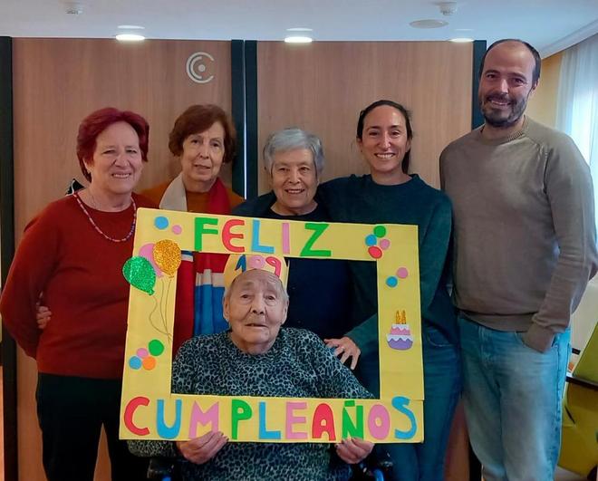 Marina, Tere, Pilar, Isabel y Raúl acompañaron a Isabel Vicente en su cumpleaños. EÑE