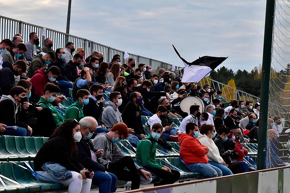 Grada supletoria en el municipal Luis Ramos de Guijuelo en uno de los partidos disputados contra el Salamanca.