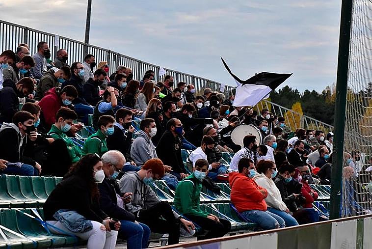 Grada supletoria en el municipal Luis Ramos de Guijuelo en uno de los partidos disputados contra el Salamanca.