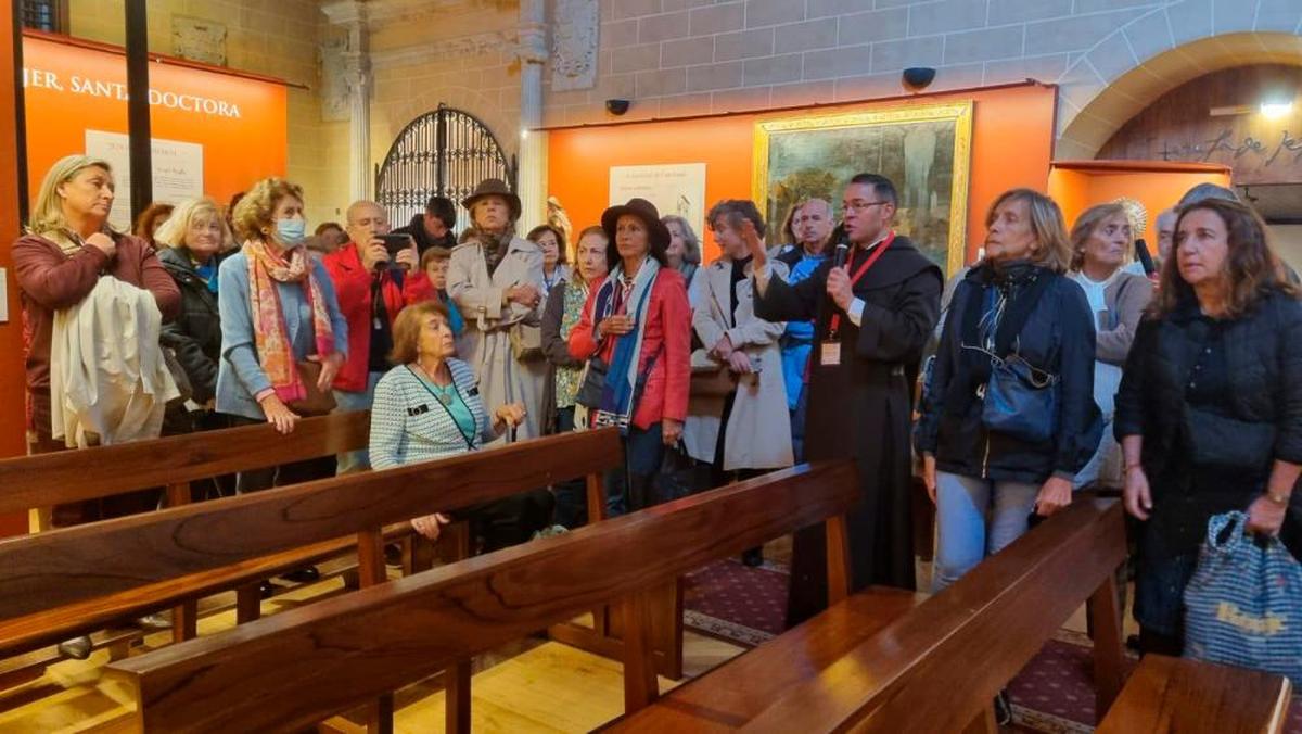 El comisario de la exposición, Miguel Ángel González, explicando las obras de arte a un grupo de visitantes