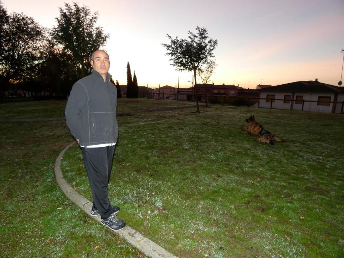 Jesús González deja su casa en Cantalapiedra a primera hora de la mañana para dirigirse al trabajo