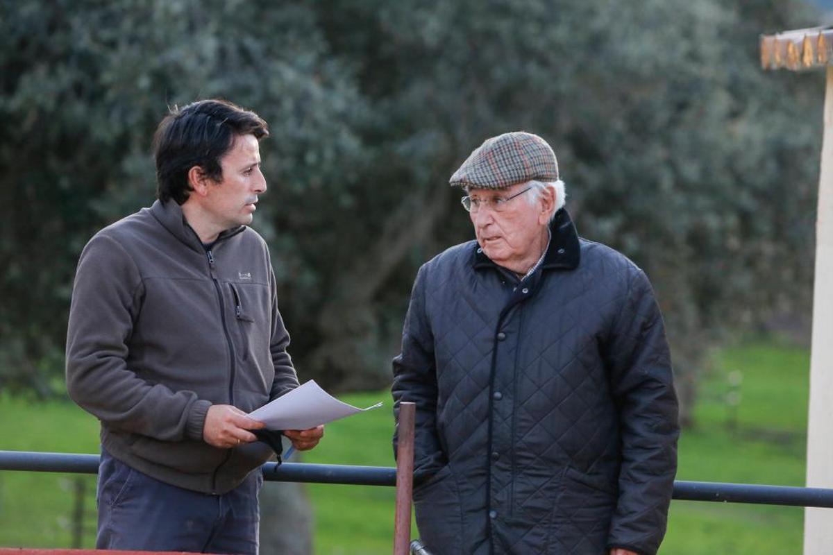 José Juan Fraile junto a su padre Lorenzo Fraile, en el embarcadero de El Puerto de la Calderilla.