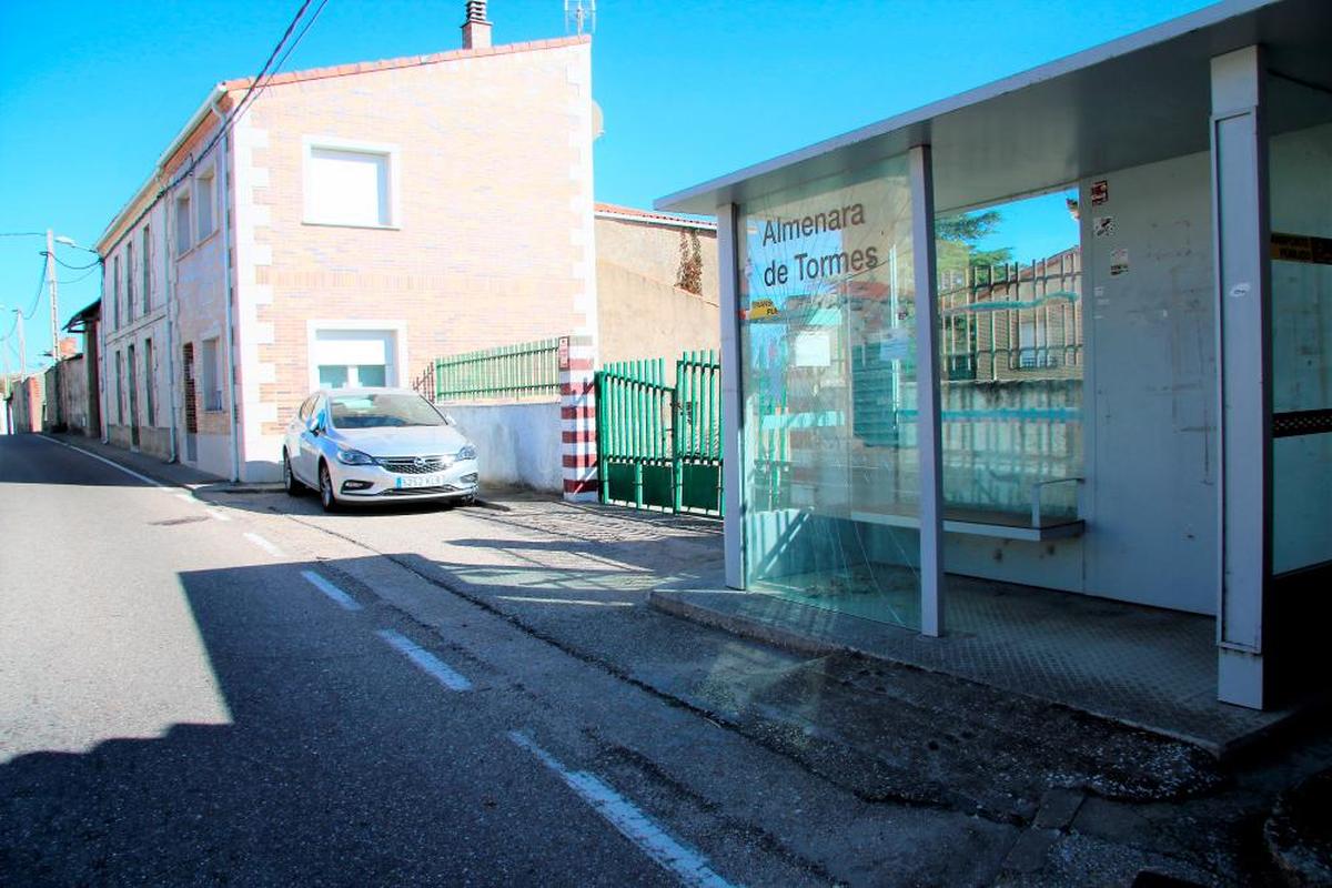La parada del autobús en Almenara de Tormes