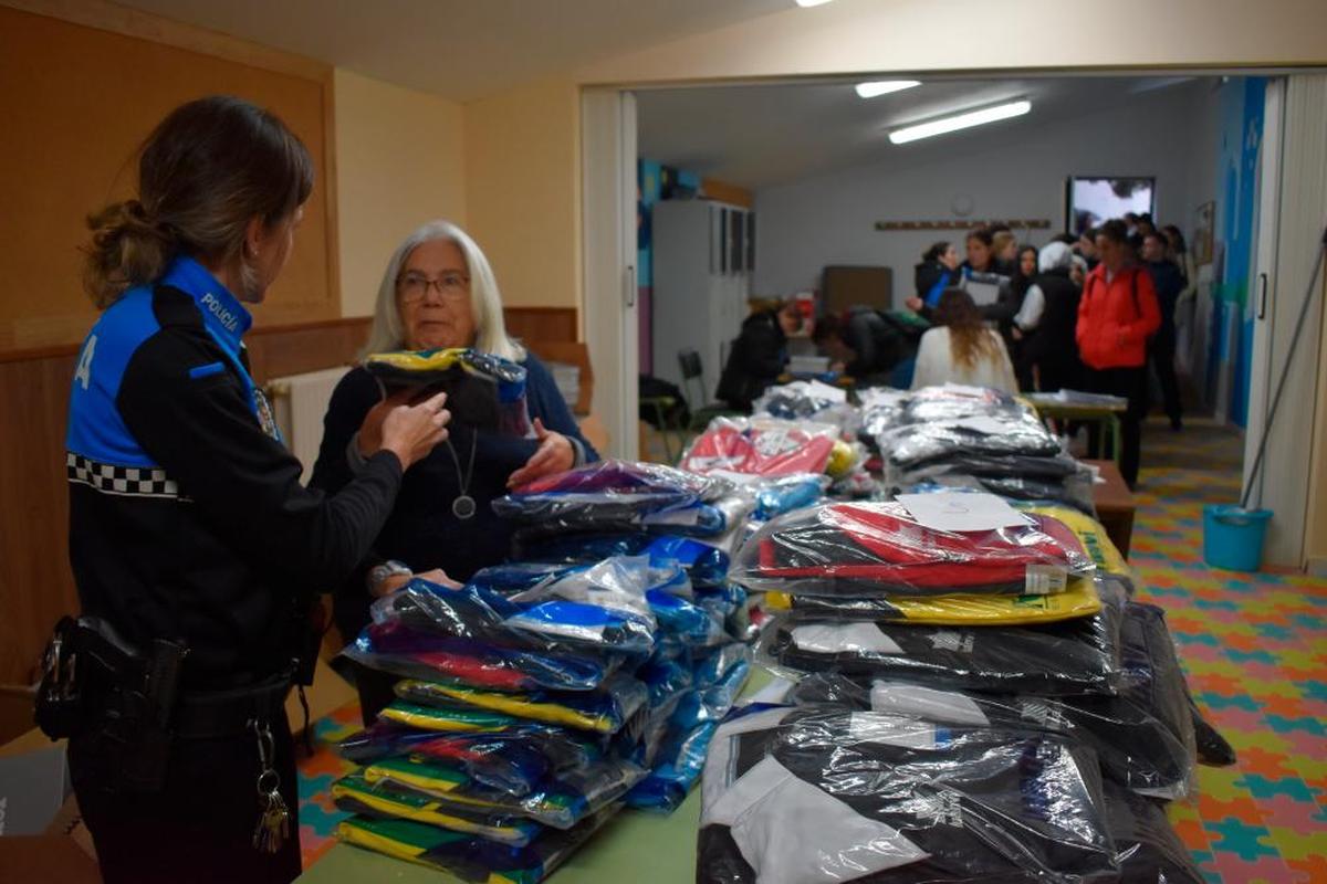 La teniente alcalde, Julia Panchuelo, junto a un agente de la Policía Local en el reparto del material. EÑE