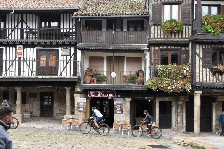 Las terrazas hosteleras de La Alberca se deben adaptar a la nueva ordenanza que impide la ocupación de los soportales de la Plaza Mayor.